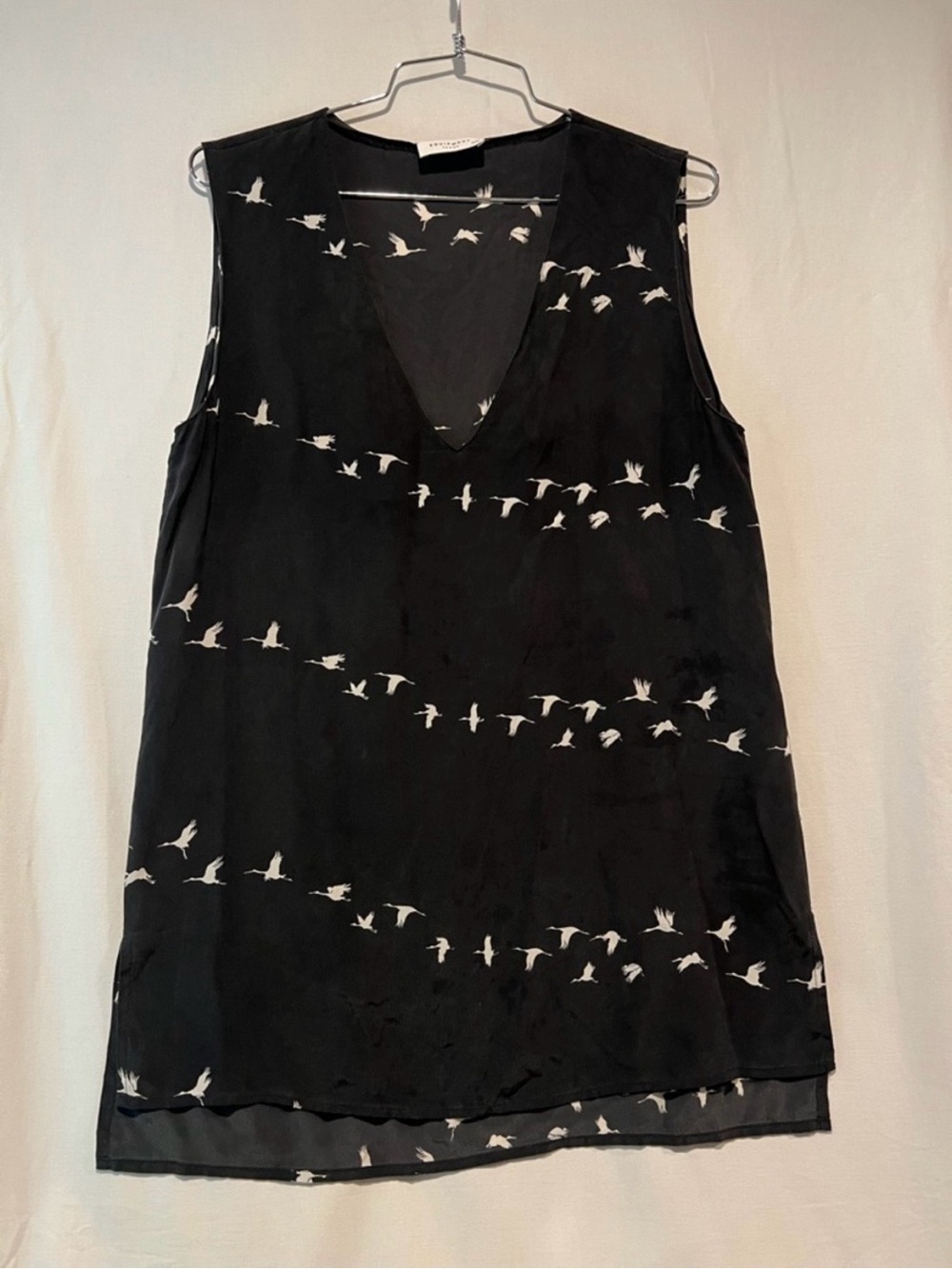 🕊️Equipment Black Sleeveless V-Neck Blouse with White Bird Print M🕊️